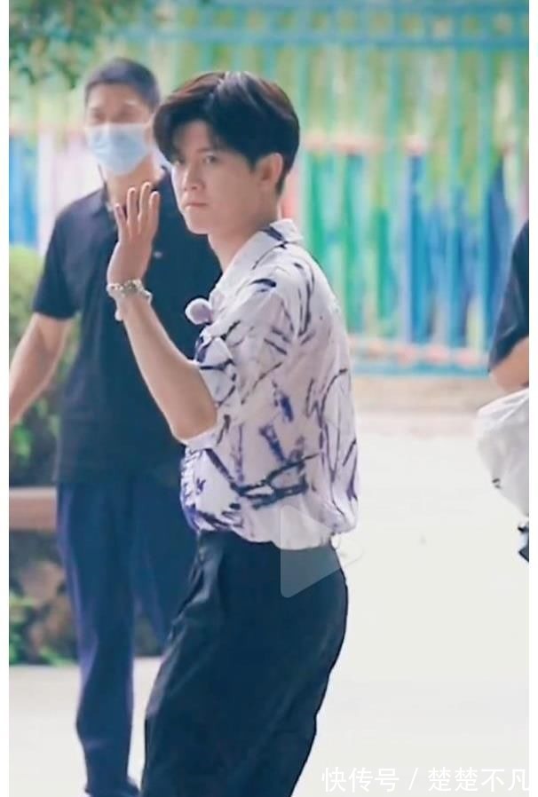 任嘉倫穿花衣錄制綜藝:看身形又消瘦了些,卻仍不忘跟粉絲揮手