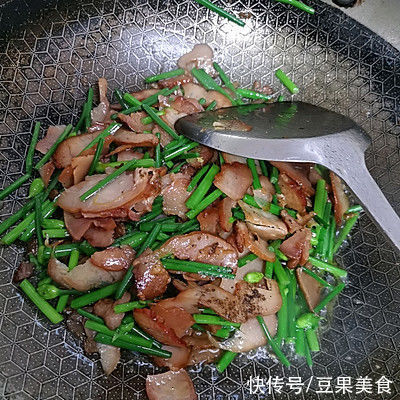 简单快手又下饭的韭花炒腊鸡肉,吃起来那叫一个香