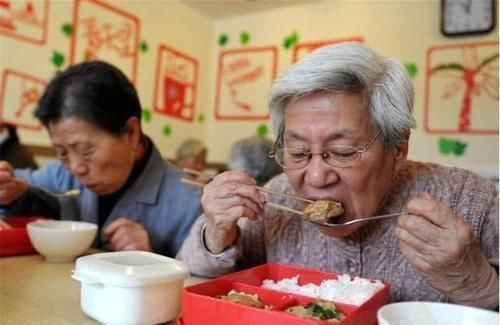  男女|无论男女，过了60岁后想长寿，2件事尽量少做，再喜欢也要忍住