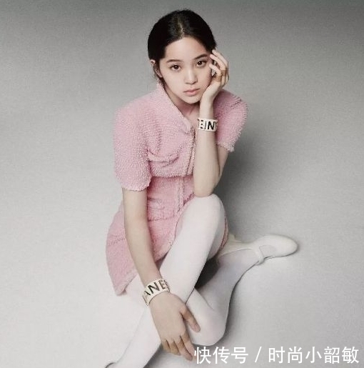 丝袜 38岁的张钧甯“丝袜腿”太美了，反光上衣配黑丝，性感又吸睛
