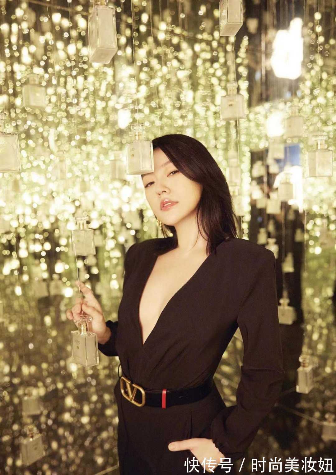 连体裤|小S身材比例太完美了,深V连体裤穿出1米7视觉感,气场无敌