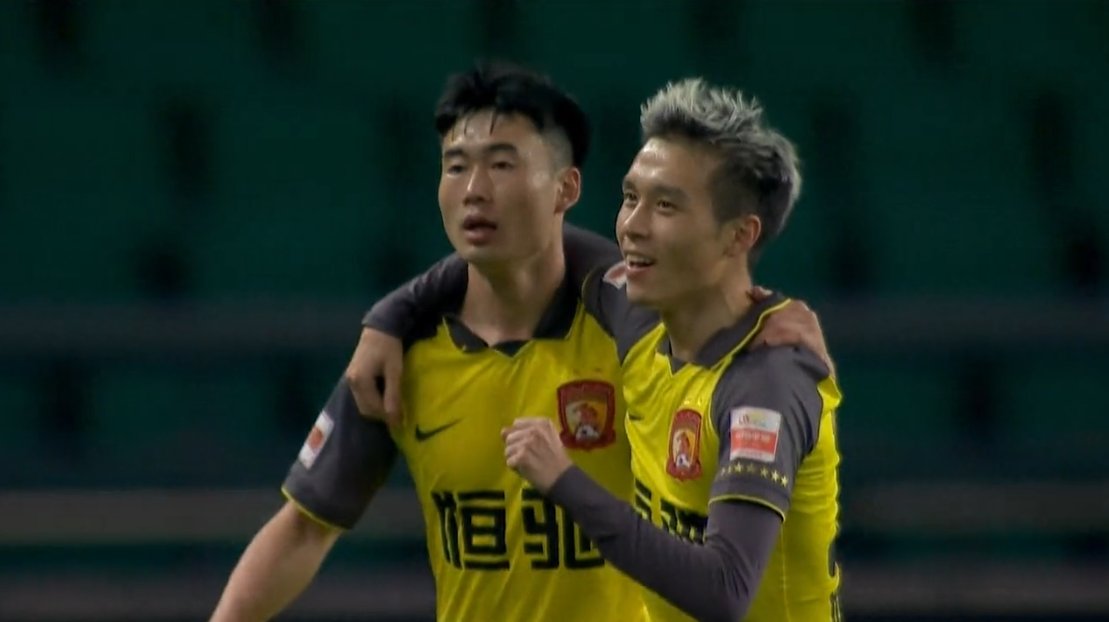 教练席|广州队2-0！郑智穿着球鞋稳坐教练席，黄博文笑眯眯的，青春风暴