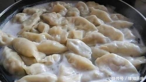 不粘锅|煮饺子时清水里加两物,饺子不破皮、不粘锅、Q弹每家厨房都有