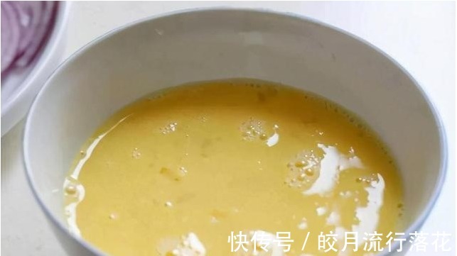 鸡蛋|最近,洋葱做法火了,放2个鸡蛋下锅一煎,香软酥脆清爽好吃!