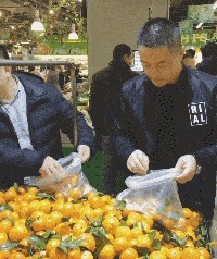 |搞笑GIF：吃货吃东西时是不需要掩饰的,女汉子一枚