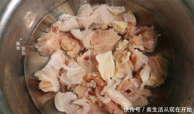 分享一道蒸菜，鸡肉鲜香软嫩，胡萝卜清甜多汁，营养好吃