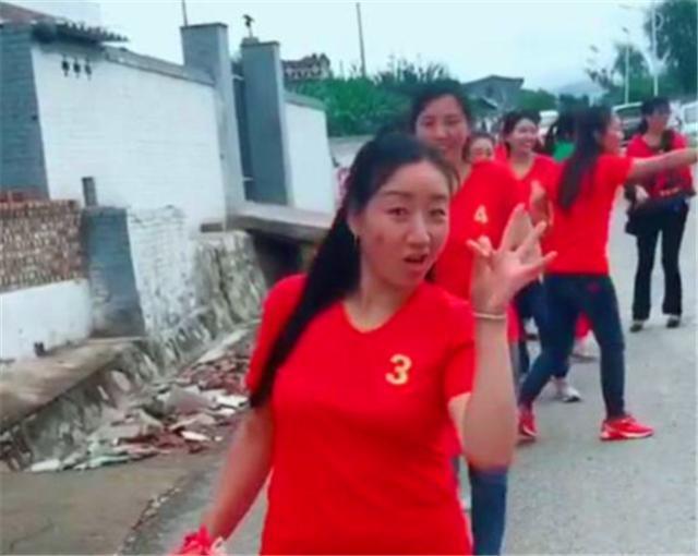 心酸$还记得11个姐姐凑32万给弟弟娶亲买房吗,后续如何,现实又心酸