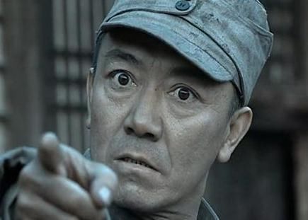 亮剑:同样是常乃超抽烟,新版点烟用手挡住,你看老版点烟用的是啥?