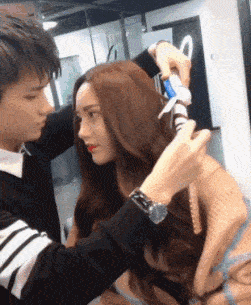 |搞笑GIF:女朋友不能为你挡风遮雨,要女朋友有什么用呢?