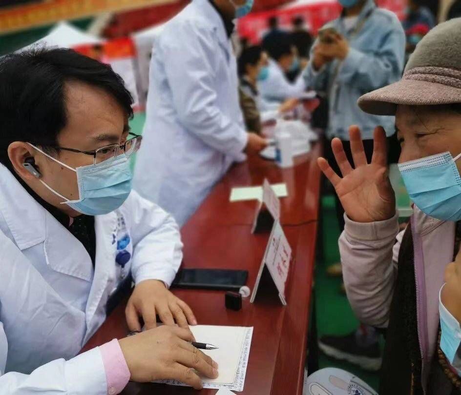 义诊|名医上高原一场“家门口”的专业医疗服务来到了阿坝黑水