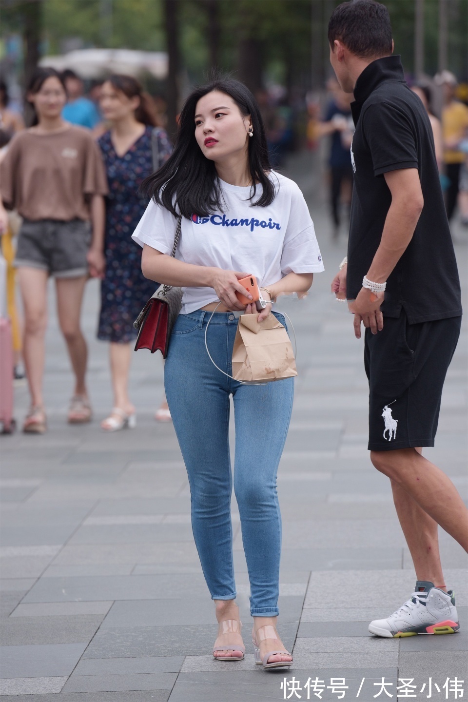 衣服|美女街拍:这位美女的纯情魅力不可抵挡,有一种岁月静好的感觉,撩人心弦