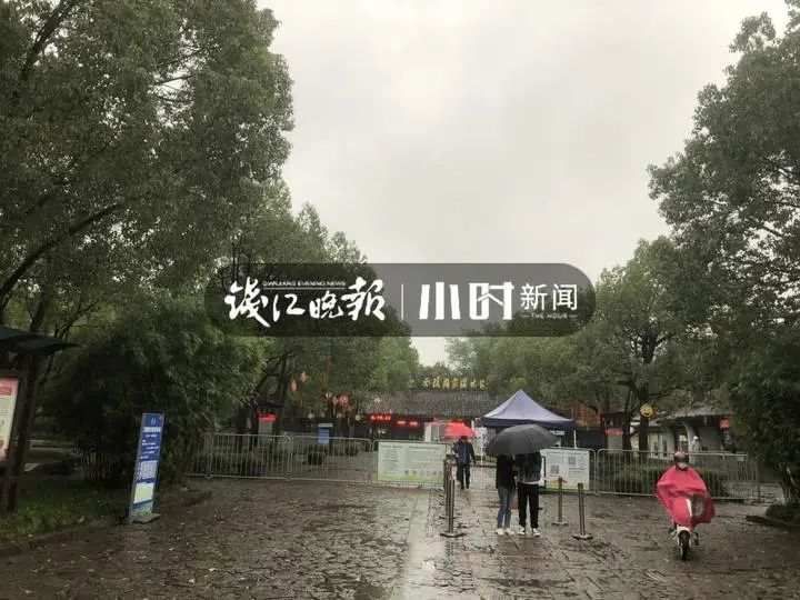 新闻记者|在西溪手摇船上吃火锅 五人紧急跳河逃生！景区通报来了