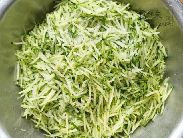 搅拌均匀|头伏到吃饺子，分享8种饺子馅的调法，有荤有素，鲜嫩营养又多汁