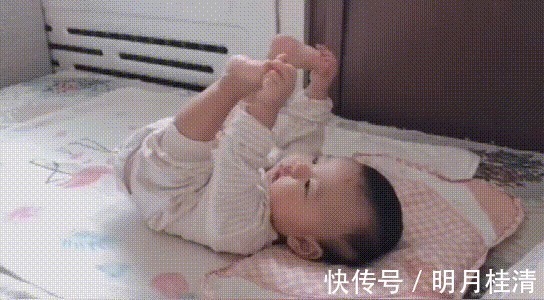 膝盖骨|4个月宝宝发现自己有jio,抱着玩很可爱,宝妈:可穿袜子费劲啊
