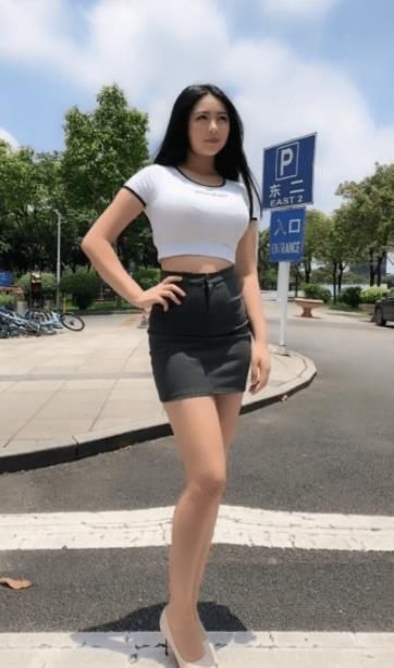 时尚街拍辣妈这么好的身材,没有必要“藏着掖着”