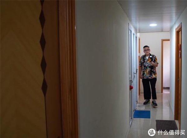 屋子|生活艺术家 篇三十二:买不起房的香港夫妻,住在9㎡的小屋里,他们却说:住出了幸福感