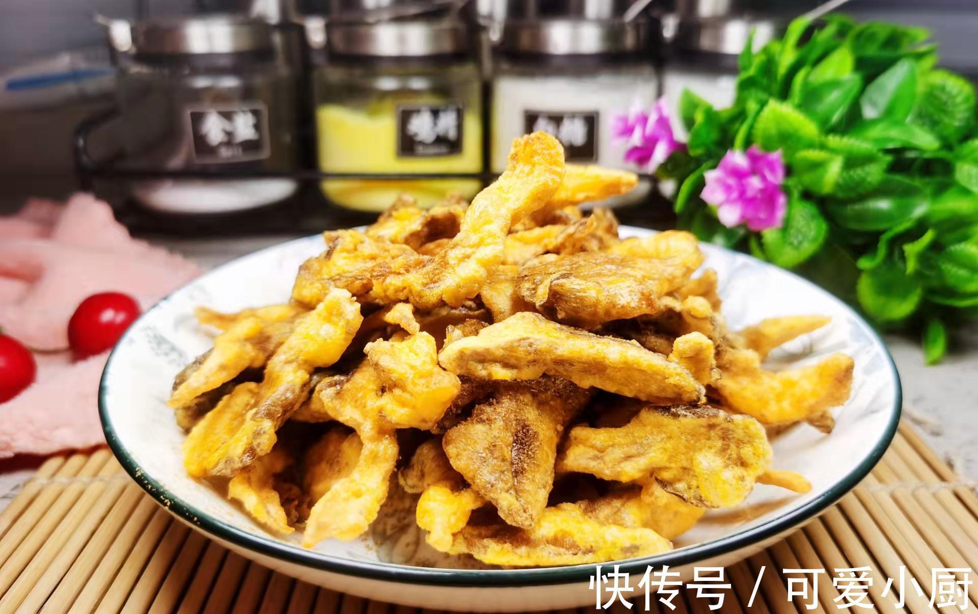 炸平菇时，裹淀粉或面粉都不对！教你正确的做法，焦香酥脆不回软