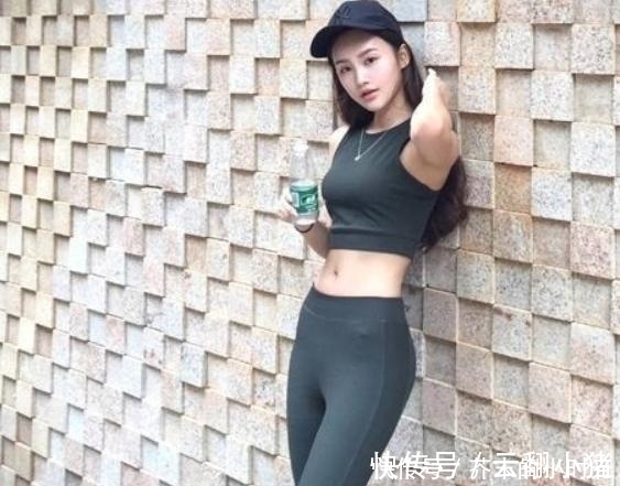 大长腿 打底裤小姐姐,秀出帅气优雅,勾勒出曲线分明的轮廓,十分吸睛