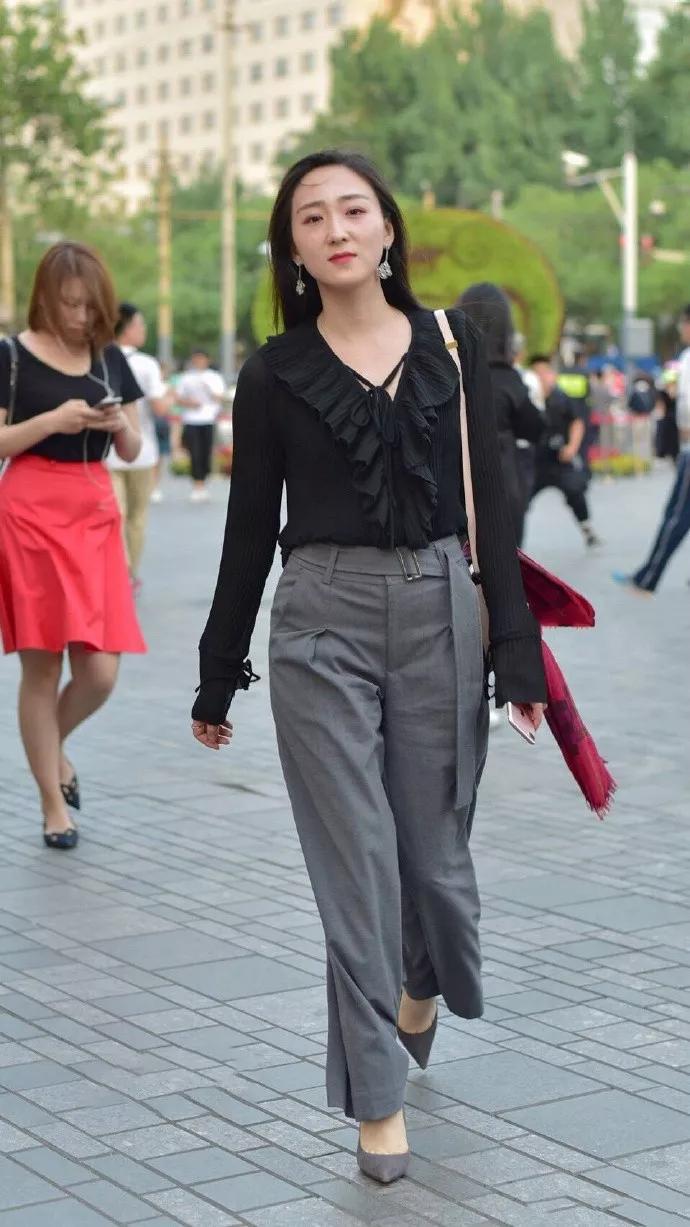 街拍:小姐姐内搭一件白色的背心,显得清爽又气质,十分的有魅力