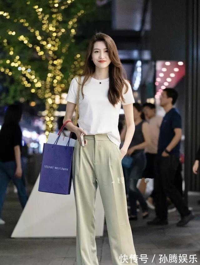 娃娃衫 美女搭配尖头的高跟凉鞋,提升了穿着的舒适感,精致又十分的美观