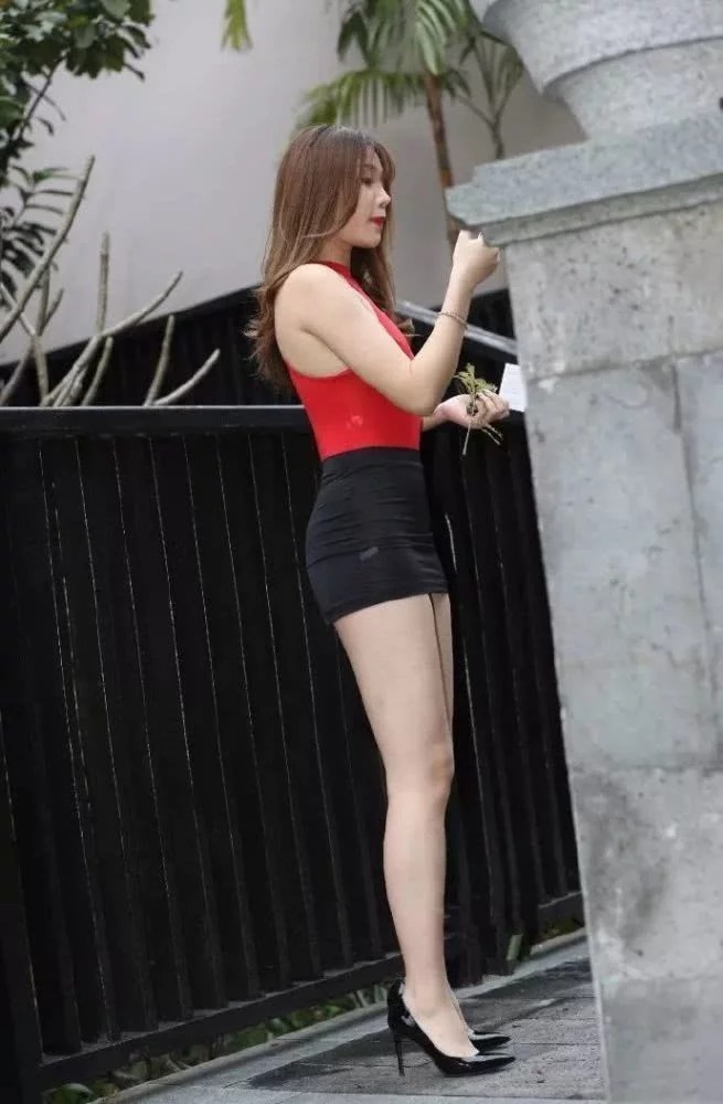 街拍:温柔可人的美女,白色上衣+紧身牛仔裤,肤白貌美令人心动