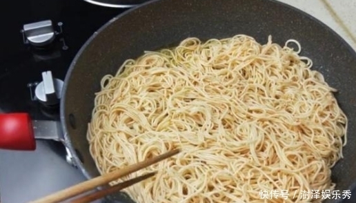 好吃|面条的这个做法火了,比炒面好吃10倍,很多人没吃过,后悔才知道