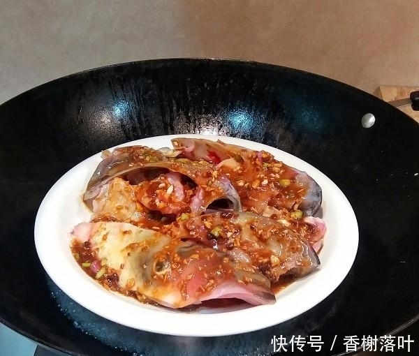 鱼头|鱼头二吃:嫩滑香甜的酱蒸大鱼头;味道鲜美的豆腐滚鱼汤;来试试