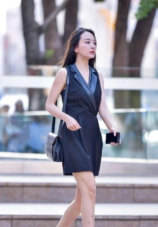 连衣裙彰显帅气时尚魅力，更显优雅气质