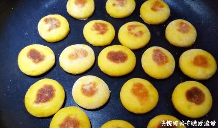 立春后,我家胡萝卜这样吃,上锅一烙,焦香酥脆,出锅全家抢着吃!