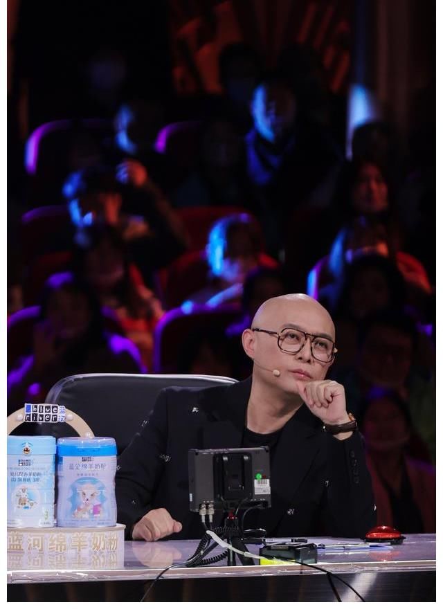 邓紫棋为他哭，谢霆锋称他唱出民谣的根本，这个农民大叔火了