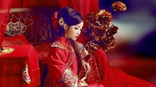 下联@才女出上联：“朝朝暮暮，进进出出”，书生对出下联让才女红了脸