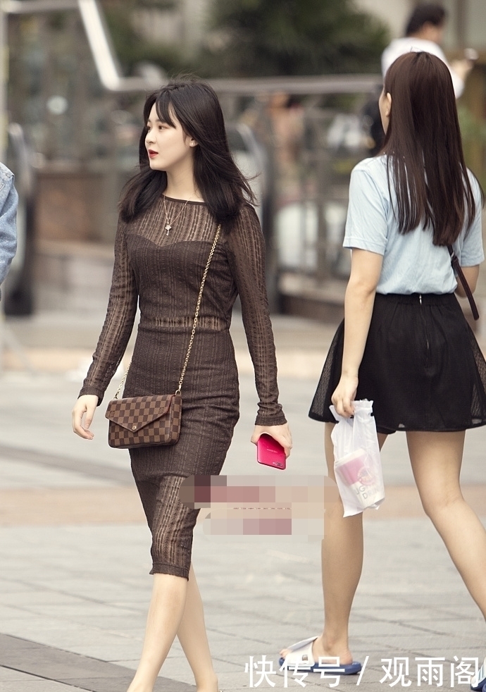 街拍:玉面淡拂的美丽美女,搭配有致现出时尚风范很靓丽!