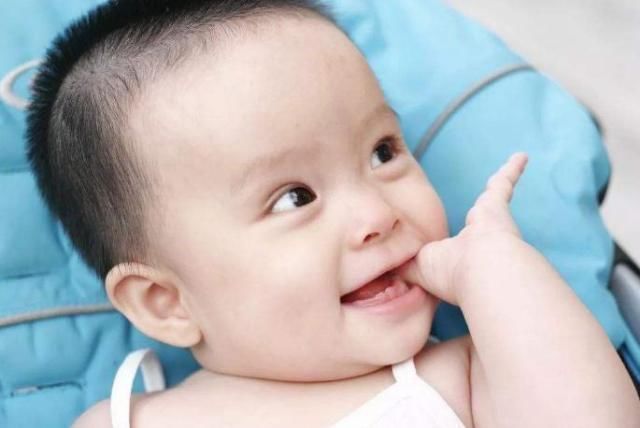 小宝宝|为什么小宝宝都喜欢吃手指？不同月龄，原因不同，妈妈要清楚