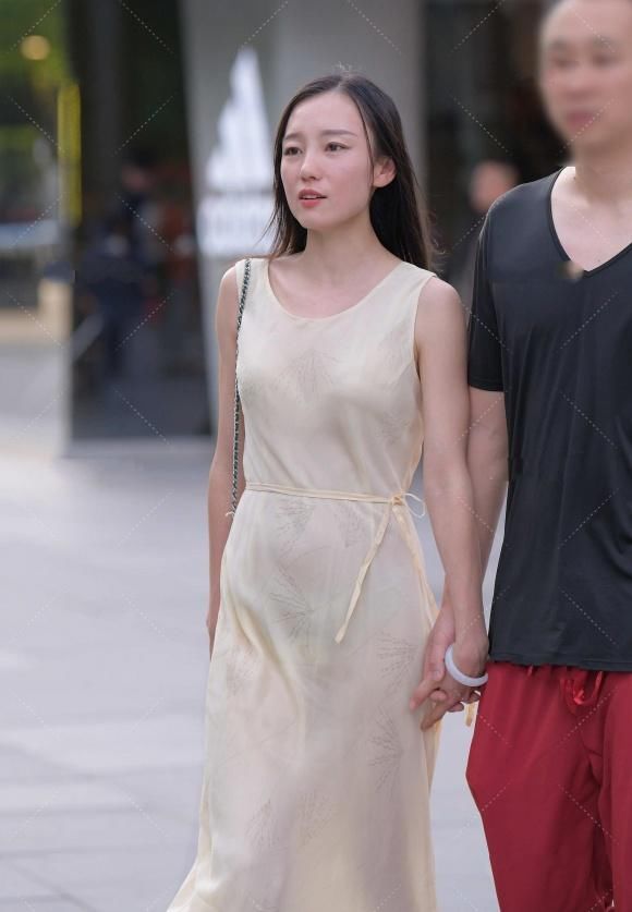 夏季穿搭背心裙，搭配细高跟鞋，清爽靓丽又显气质，优雅有韵味