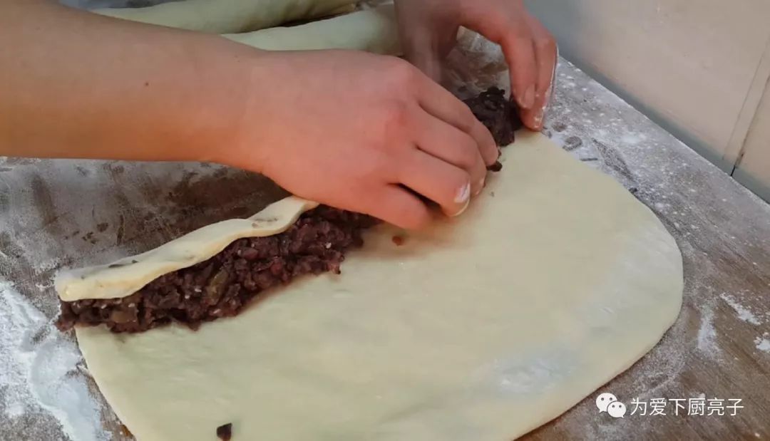 倒入|红豆又出新吃法,不烙饼不蒸馍,我家一周吃3次,比蛋糕好吃十倍