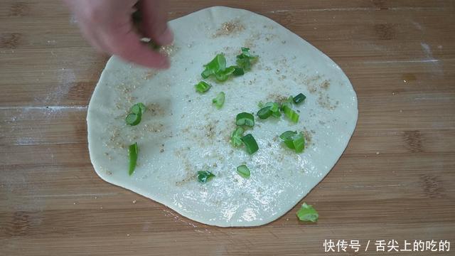 食材|葱花饼这样做太香了，多加1种食材，外酥里软，凉了也不硬，解馋