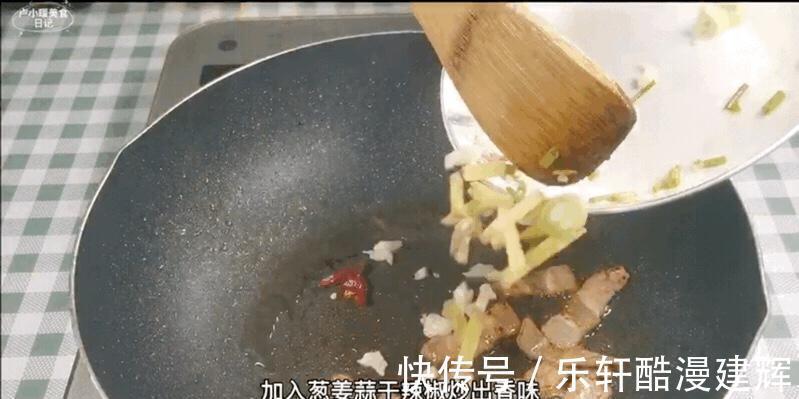 好吃|家庭版炒白菜,做法简单,加上一点肉更好吃