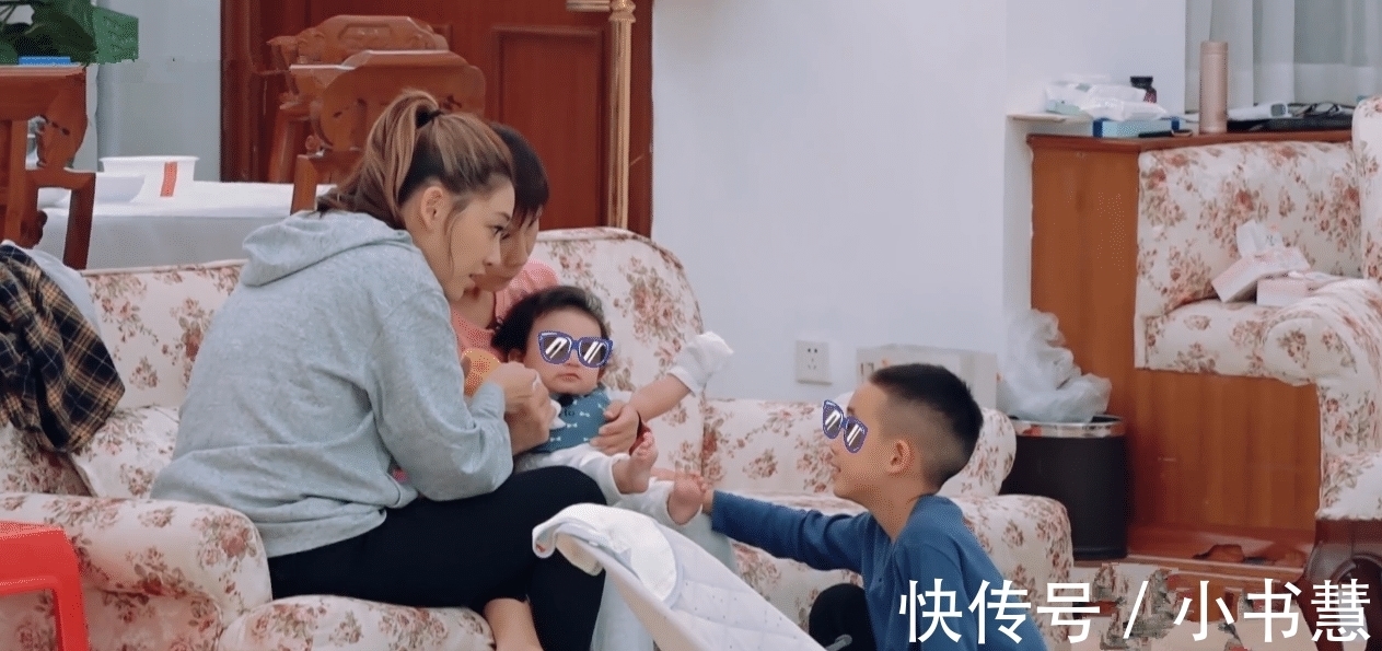 应采儿称来到内地总算不用每天担心受怕，硬逼Jasper学汉字拼音