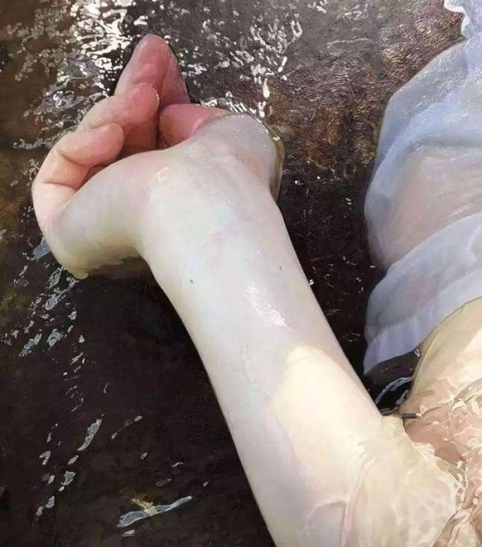 放大|日本画家一幅“水中少女”图火了,当放大10倍再看,人们傻了