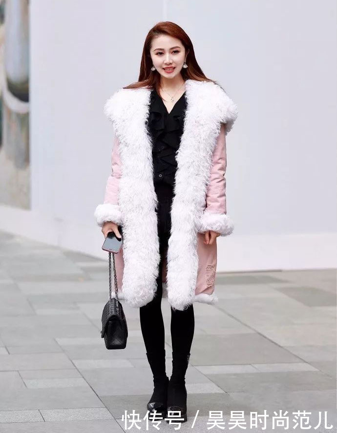 时尚|秋冬季的周末时尚穿搭,大毛领连帽棉服+连衣裙搭配,温暖有气质