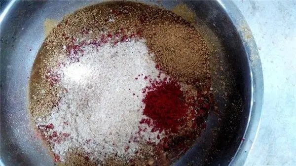 冬钓开饵的时候,很多钓友都忽略了这细节,难怪上鱼慢又小