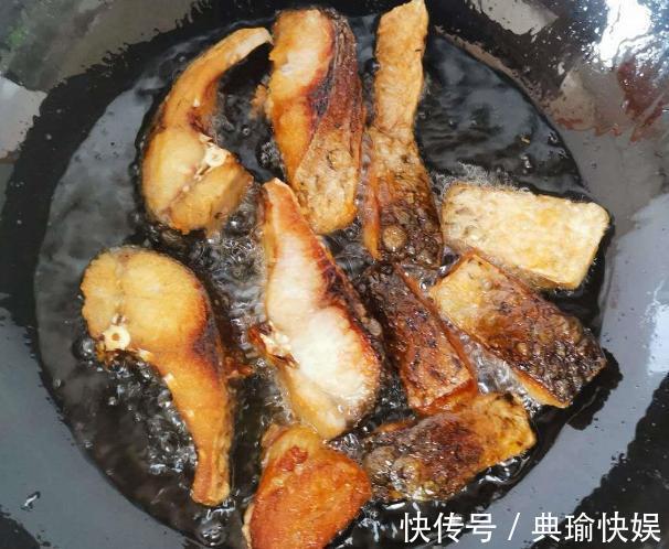 炸鱼块时，裹面粉还是淀粉很多人没用对，难怪吃着不酥脆还吸油