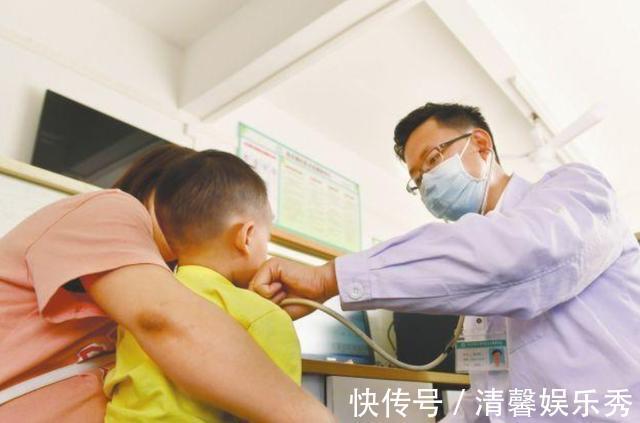 孩子|奶奶送孙女祖传银手镯，手镯一天比一天亮，医生怒斥：赶紧摘掉