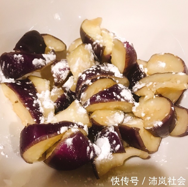 炒茄子不要先放油,大厨教你一招,无论怎么炒都不发黑,也不油腻