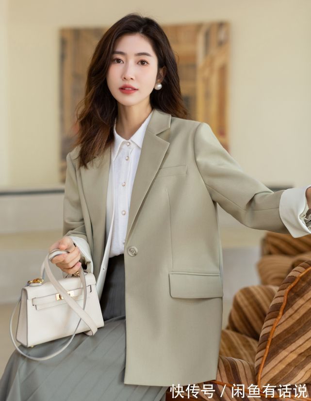 配裙|穿衣段位高的中年女人,春天选择“西装+半裙”,不扮嫩也不显老