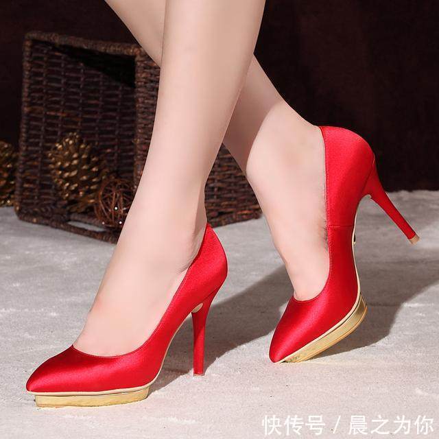 细高跟鞋 尖头细高跟鞋,拉长腿部线条,打造出窈窕曼妙身姿