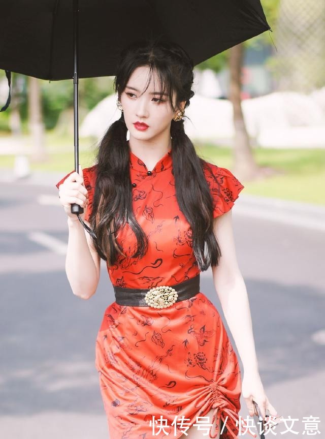 时尚|刘些宁为秀腿真拼，穿短旗袍下摆还打个结，漫画腿真抢镜
