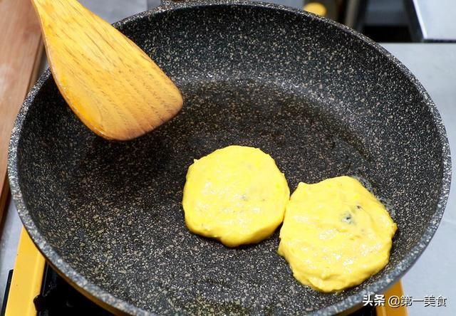 家人|南瓜和紫薯别再蒸了,学会这个南瓜紫薯饼,软糯香甜,家人都爱吃