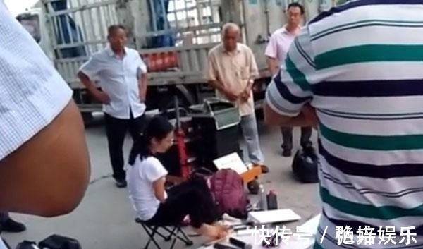 地摊!一位没有双手美女的“地摊书法”,用脚写欧楷榜书,用笔险绝精到