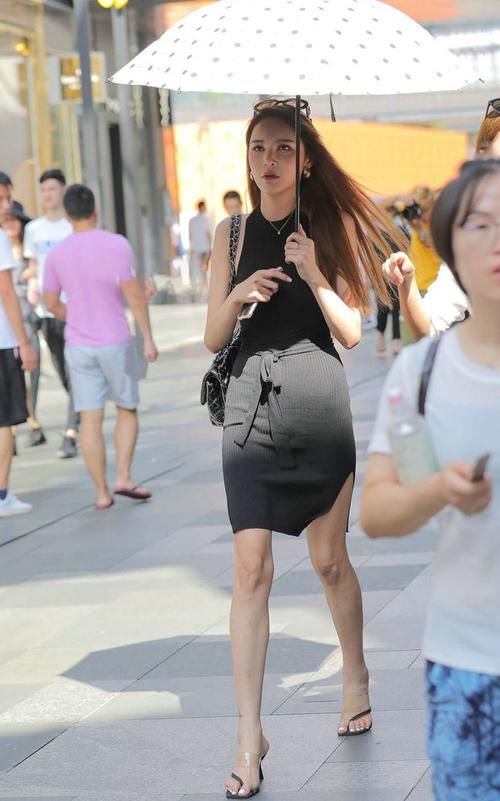 黑色针织连衣裙搭配高跟凉拖鞋，修身显腿长展现清雅灵秀气质